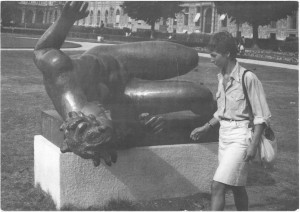 Catherine Viollet devant La Rivière d'Aristide Maillol, aux Tuileries